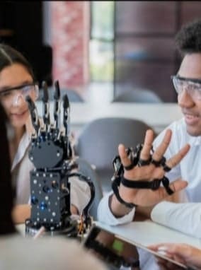 ربات پیشرفته در حال شبیهسازی حرکات دست با دقت بالا