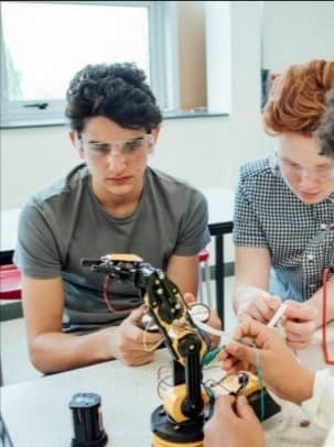 نمایش ربات در آکادمی هوشمند یزد برای دورههای رباتیک